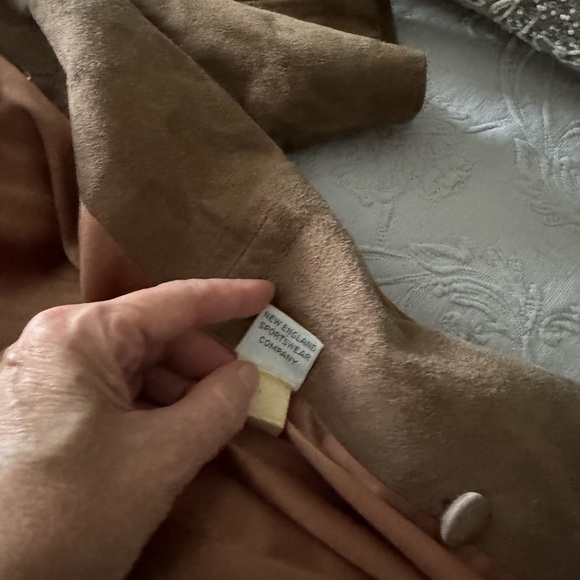 Immaculate natural suede color coat with real fur collar.
Size M - Picture 6 of 9